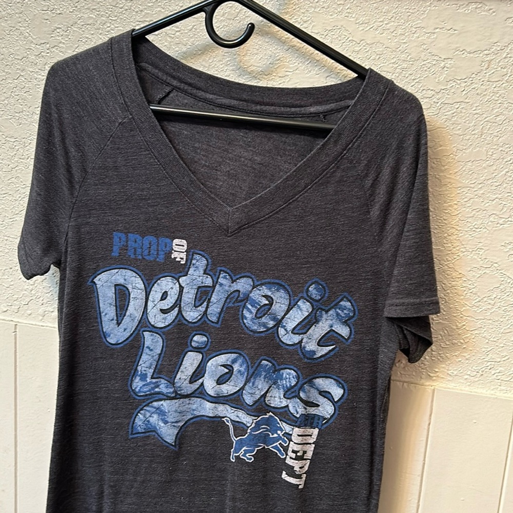 Well loved Detroit lions tshirt